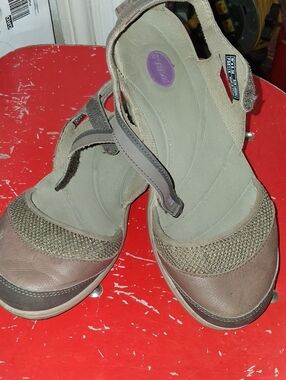 Clarks Women's Sandals in Tan and Gray
